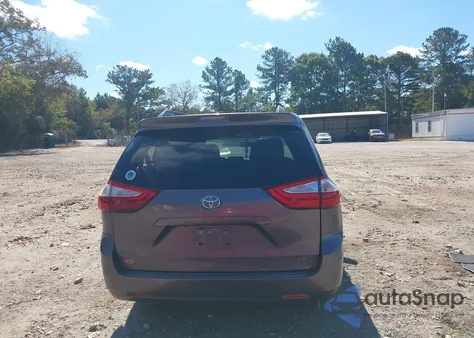 2015 Toyota Sienna Le 8 Passenger z USA, uszkodzony, nr VIN 5TDKK3DC6FS584869